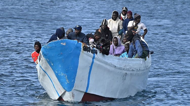 Migranten kommen in einem kleinen Boot im Hafen von La Restinga auf der kanarischen Insel El Hierro an.