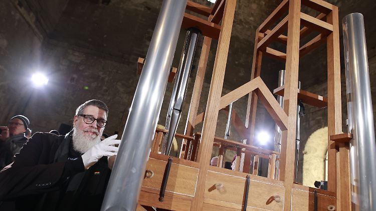 Rainer O. Neugebauer, Kuratoriumsvorsitzender der John-Cage-Orgel-Stiftung Halberstadt steht zum Klangwechsel an der Orgel in der Burchardi-Kirche bereit.