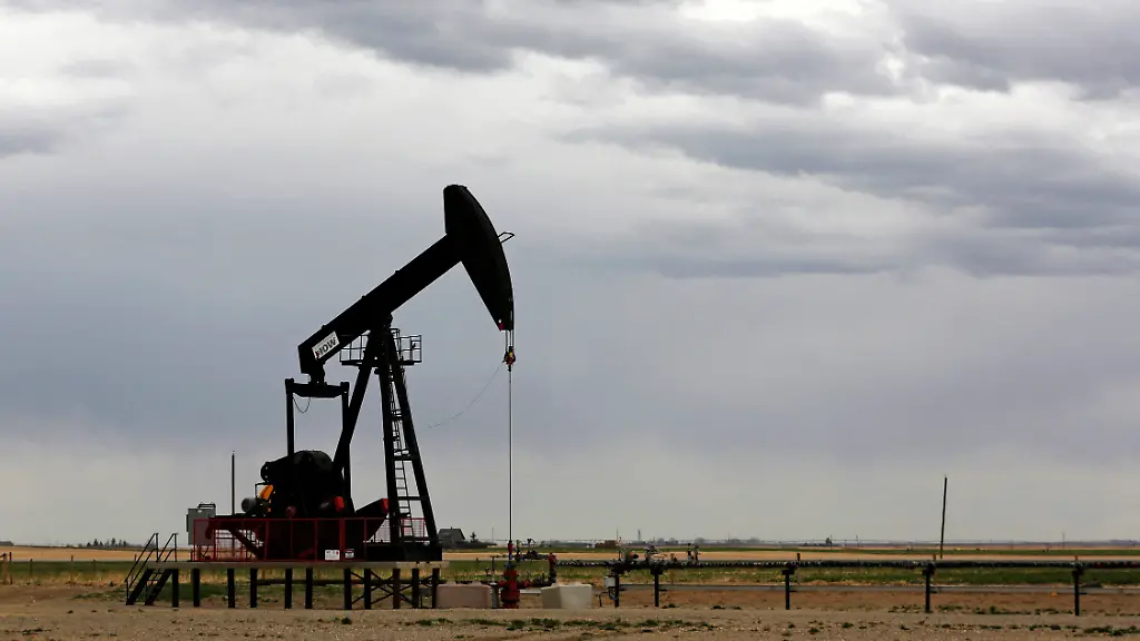 2023-12-07T164321Z-1294858152-RC2FS4AZVR5U-RTRMADP-3-CANADA-EMISSIONS-OIL