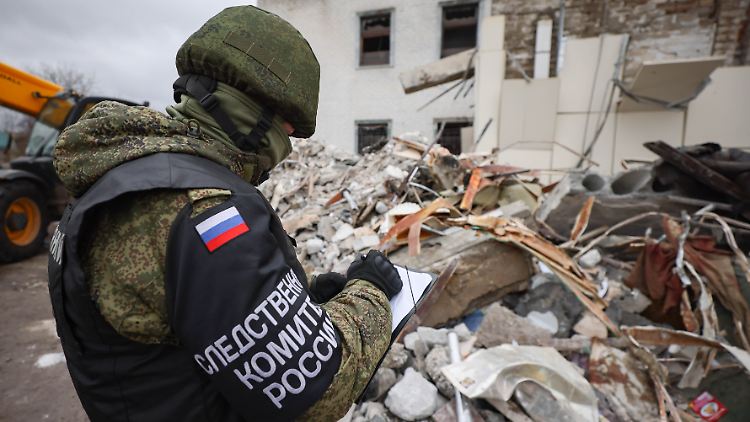 Im ukrainischen Lyssytschansk suchen die Besatzer unter den Trümmern nach weiteren Opfern.