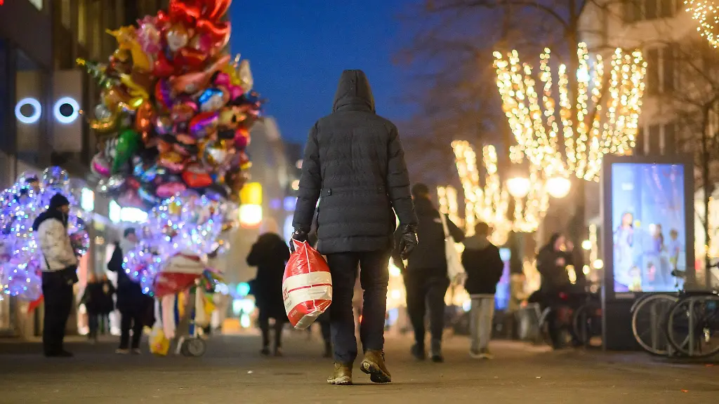 Ein-Passant-laeuft-mit-einer-Einkaufstasch-durch-die-Innenstadt