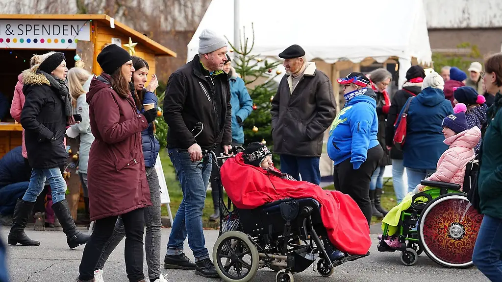 Besucherinnen-und-Besucher-sind-auf-dem-inklusiven-Weihnachtsmarkt-unterwegs
