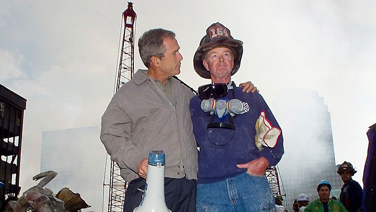 Robert "Bob" Beckwith an der Seite von Präsident Bush.