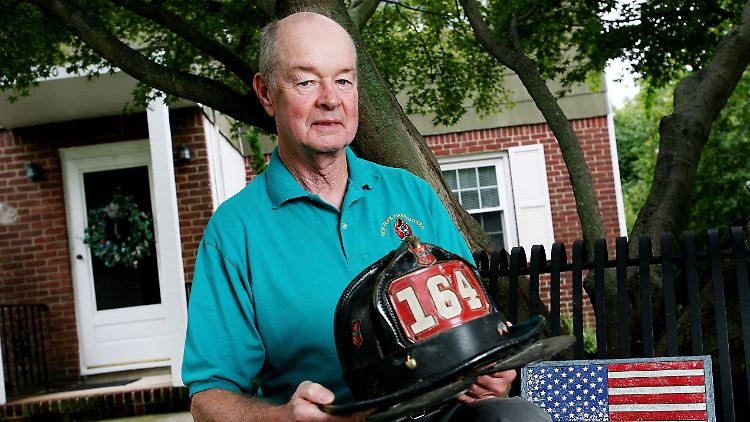 Beckwith 2006 mit dem Originalhelm: Der New Yorker Feuerwehrmann ist jetzt mit 91 Jahren gestorben.