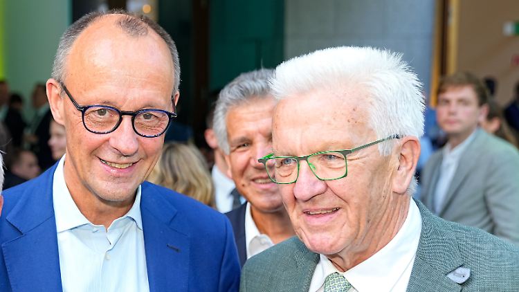 Winfried Kretschmann (r., neben Friedrich Merz) führt in Baden-Württemberg ein schwarz-grünes Bündnis an.