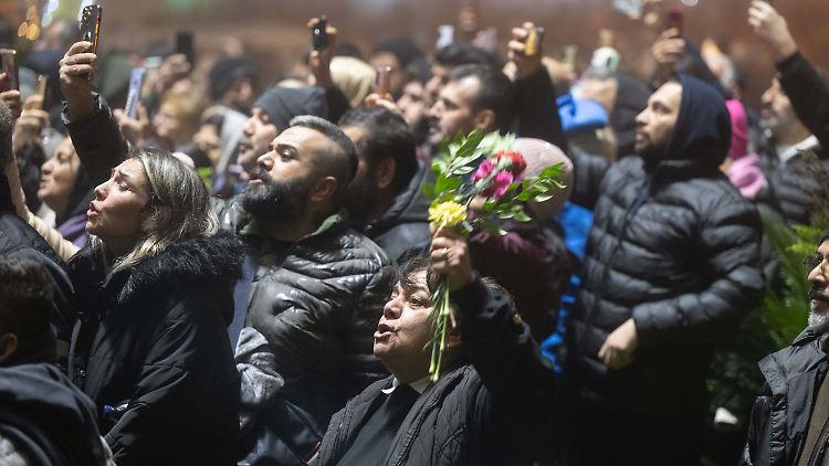 Offiziell starben 53.000 Menschen, Ärzte gehen von mindestens doppelt so vielen Todesopfern aus.