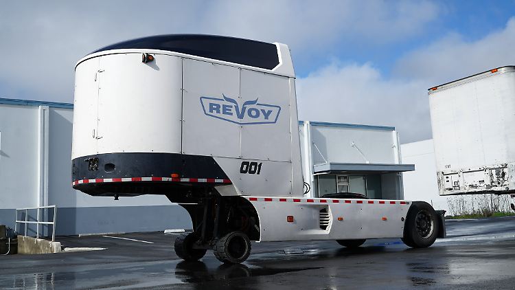 Zwischen Zugmaschine und Trailer ist noch Platz für das elektrische Antriebsmodul von Revoy.