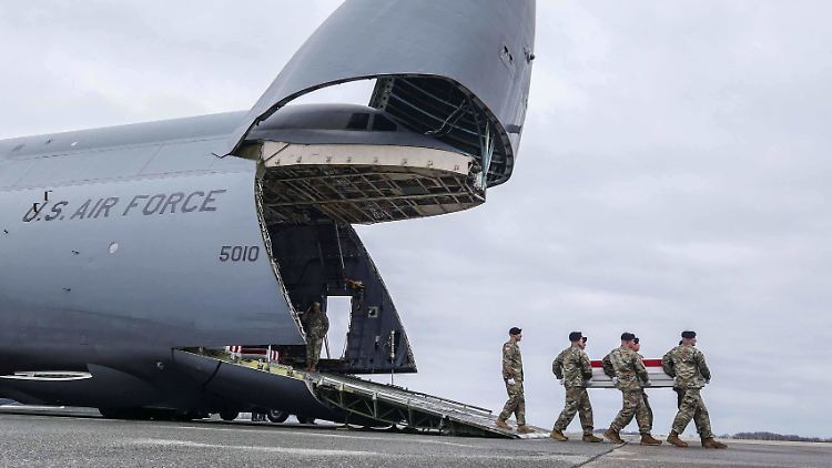 Bei einem Angriff proiranischer Milizen starben drei US-Soldaten, zahlreiche weitere wurden verletzt. Als Antwort flogen die USA Luftangriffe auf mehr als 85 Ziele in Syrien und dem Irak.