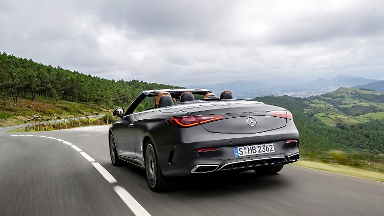 Das CLE Cabriolet setzt die lange Tradition viersitziger Stoffdach-Modelle bei Mercedes fort.