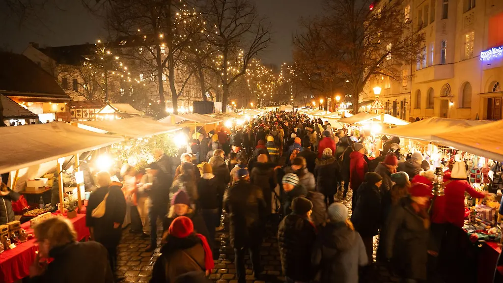 Besucher-schlendern-ueber-den-Alt-Rixdorfer-Weihnachtsmarkt