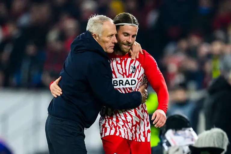 Freiburgs-Lucas-Hoeler-r-klatscht-mit-Freiburgs-Trainer-Christian-Streich-l-nach-der-Auswechslung-ab