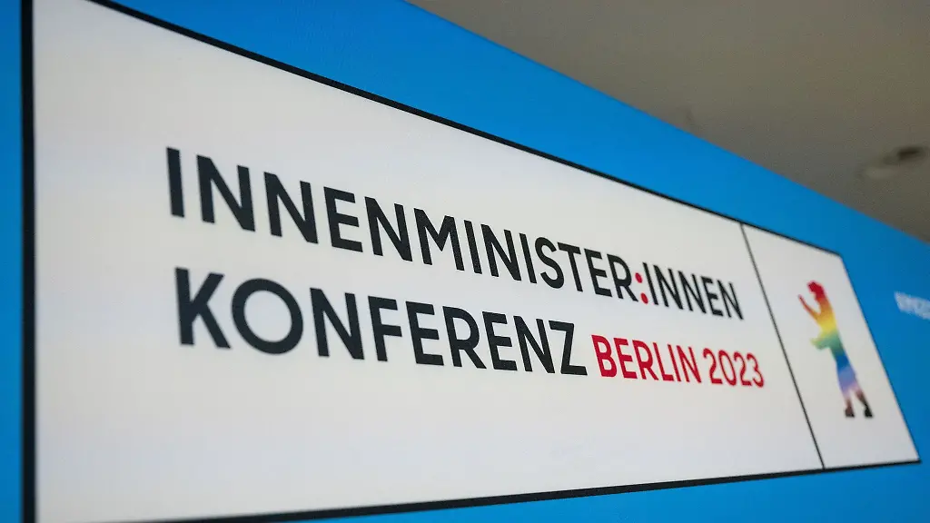 Bei-der-Innenministerkonferenz-IMK-steht-ein-Hinweisschild-mit-der-Aufschrift-Innenminister-innen-Konferenz-Berlin-2023