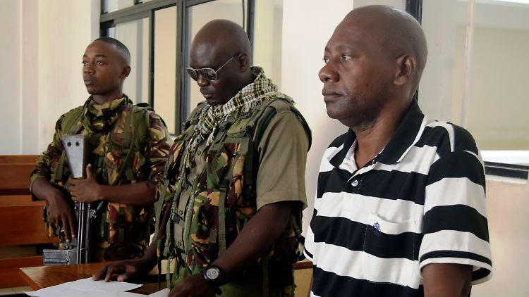 Sektenführer Paul Nthenge Mackenzie (r.) steht im Dezember 2023 unter strengen Sicherheitsvorkehrungen im kenianischen Malindi vor Gericht. 