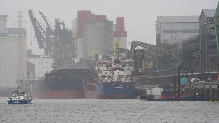 Ein Boot der Wasserschutzpolizei sperrt die Zufahrt zum Blumensandhafen ab.