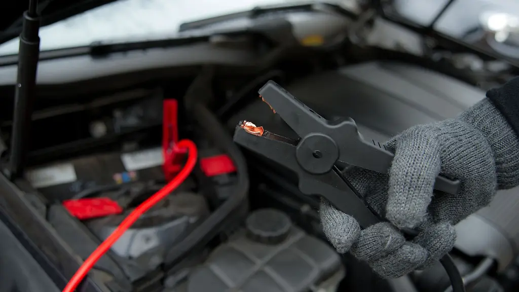 Energiespritze-mit-ordentlich-Saft-Mit-einem-Starthilfekabel-an-Bord-kann-man-sich-bei-schwacher-Batterie-bei-anderen-Hilfe-holen-oder-selbst-Starthilfe-geben