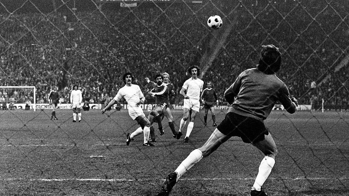 Gerd Müller schießt, Miguel Angel Gonzalez hechtet.
