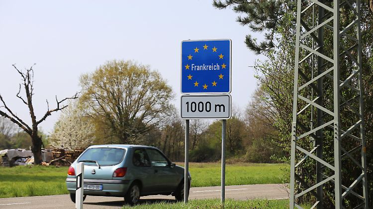 Bis zum Schild laufen, dahinter wieder ans Steuer - derzeit möglich, denn ein Fahrverbot gilt nur im Land des Delikts.