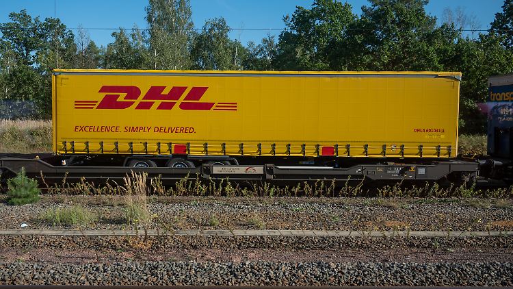 Mit den Erlösen aus dem Verkauf von 50 Millionen Post-Aktien soll die Kapitalbasis der Bahn gestärkt werden.
