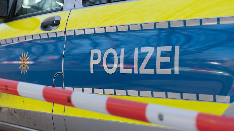 Die Ermittlungen, insbesondere auch zum Hintergrund der Tat, dauern aktuell weiter an.