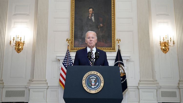 US-Präsident Biden greift in einer Rede seinen Vorgänger an. 