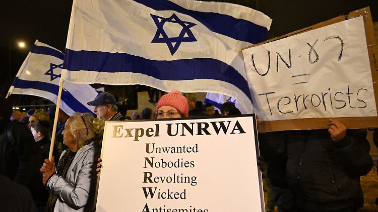 Demonstranten in Jerusalem fordern die Auflösung des Palästinenserhilfswerks.