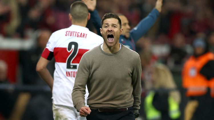 Die Erleichterung nach dem Spektakel muss raus bei Bayer-Coach Xabi Alonso.