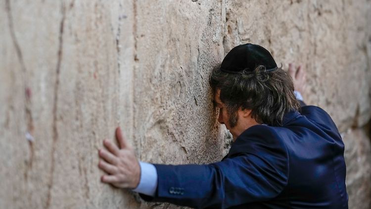 Bekommt die schlechte Nachricht auf seiner Auslandsreise: Argentiniens Präsident besucht in Israel die Klagemauer.
