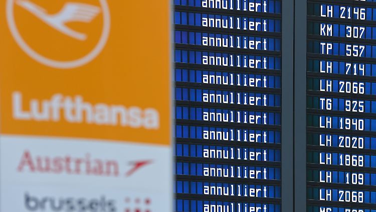 Breitflächige Absagen: Flugpassagiere sollen für Umbuchungen keinesfalls zum Flughafen kommen, warnt die Lufthansa.
