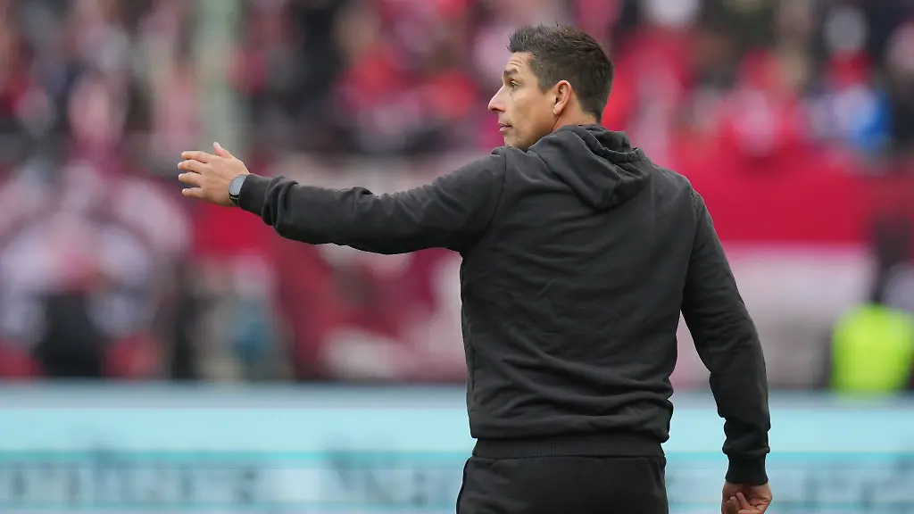 Kiels-Trainer-Marcel-Rapp-im-Stadion