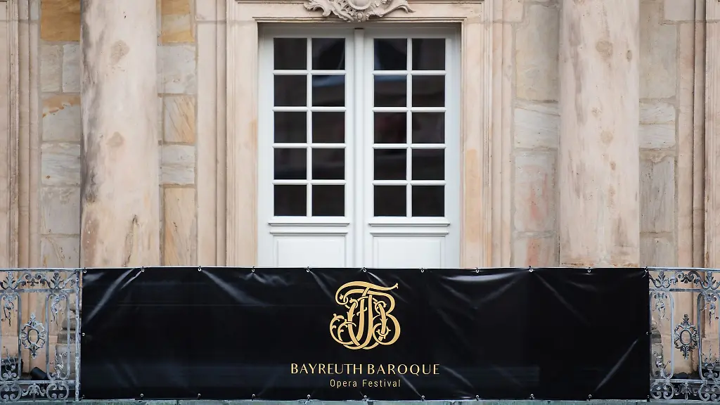 Vor-dem-Markgraeflichen-Opernhaus-haengt-ein-Banner-mit-der-Aufschrift-Bayreuth-Baroque-Opera-Festival