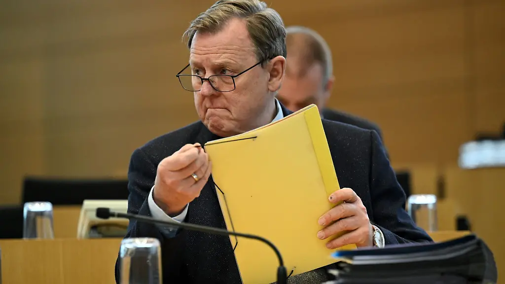 Bodo-Ramelow-Die-Linke-Ministerpraesident-von-Thueringen-haelt-waehrend-der-Sitzung-des-Thueringer-Landtags-eine-Mappe