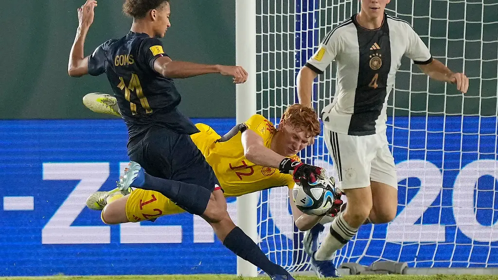 Konstantin-Heide-M-Torhueter-von-Deutschland-haelt-einen-Ball-vor-Tidiam-Gomis-l-aus-Frankreich