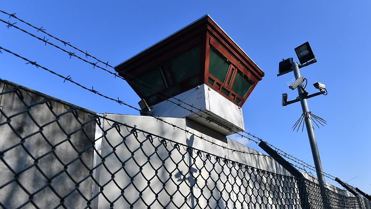 Hohe Mauern, spitzer Stacheldraht: Die Justizvollzugsanstalt Tegel.