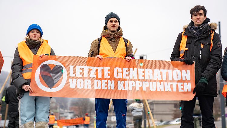"Jetzt wollen wir unseren Widerstand von der Straße auch ins Parlament bringen", sagte Sprecherin Hinrichs.
