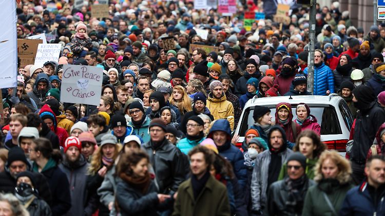Seit den Enthüllungen rund um ein Treffen zwischen Rechtsextremen, bei dem die Vertreibung von Millionen Menschen geplant wurde, finden in ganz Deutschland Massendemonstrationen statt - hier etwa in Bremen.  