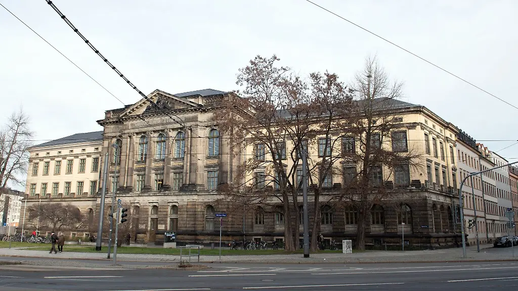 Blick-auf-Hochschule-Carl-Maria-von-Weber