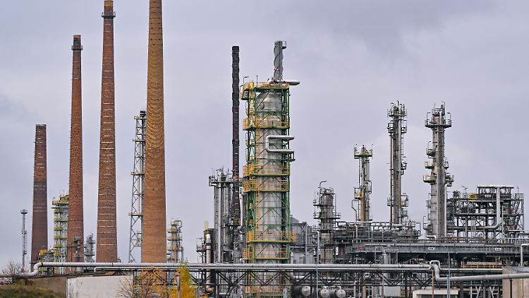 Rosneft hält weiter Anteile an der Raffinerie in Schwedt, die aber derzeit in Treuhänderschaft des Bundes liegen.