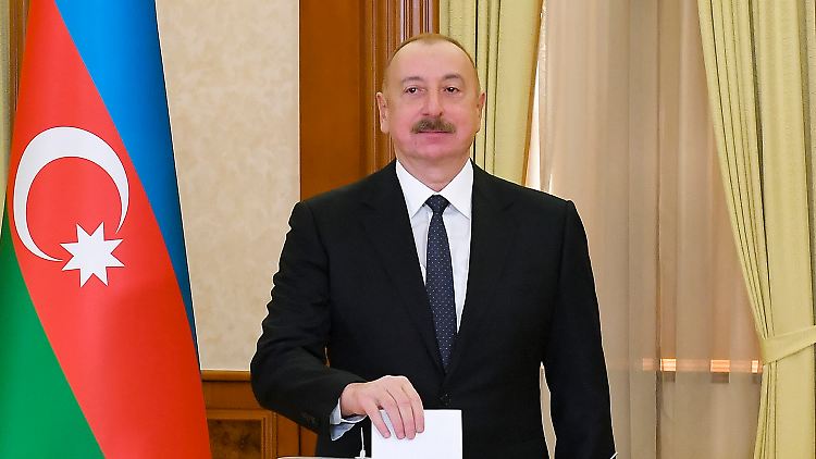 Die Abstimmung sichert Aliyev weitere sieben Jahre an der Spitze der ölreichen Südkaukasus-Republik am Kaspischen Meer.