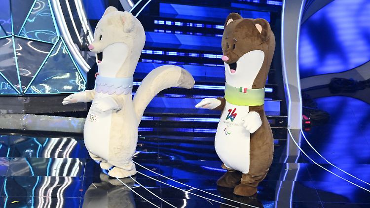 Die Maskottchen der Olympischen Winterspiele, Tina und Milo, bei ihrem ersten öffentlichen Auftritt.