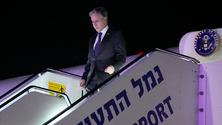 Blinken bei der Ankunft in Tel Aviv. Der US-Außenminister dringt unter anderem auf mehr humanitäre Hilfe im Gazastreifen.