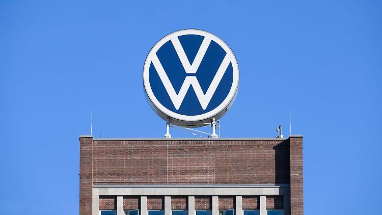 Das VW-Logo steht auf dem Markenhochhaus im Volkswagen Stammwerk.