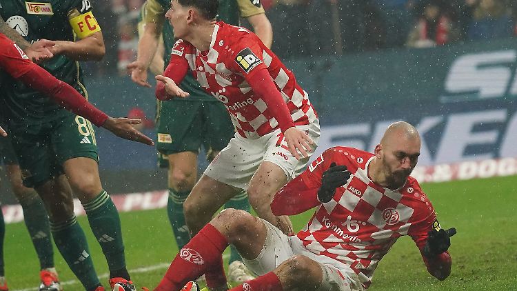 Schiedsrichter Petersen sah den Tritt gegen Ajorque im Spiel nicht.