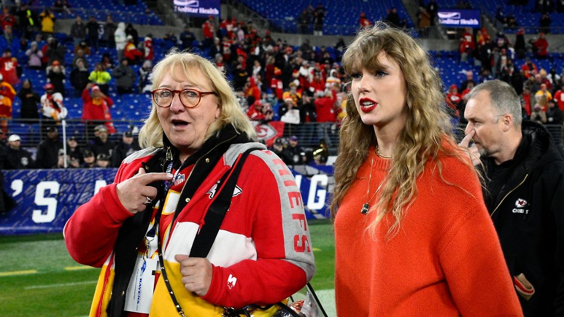 Taylor Swift (r.) mit Donna Kelce, der Mutter ihres Partners Travis Kelce.