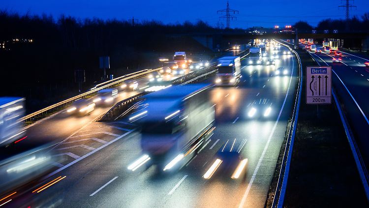 Auf der Autobahn 2 sind viele LKW unterwegs.