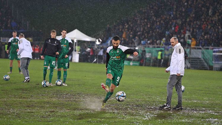 Gladbach wärmte sich ohne Gummistiefel auf. Die hatten sie nicht eingepackt.