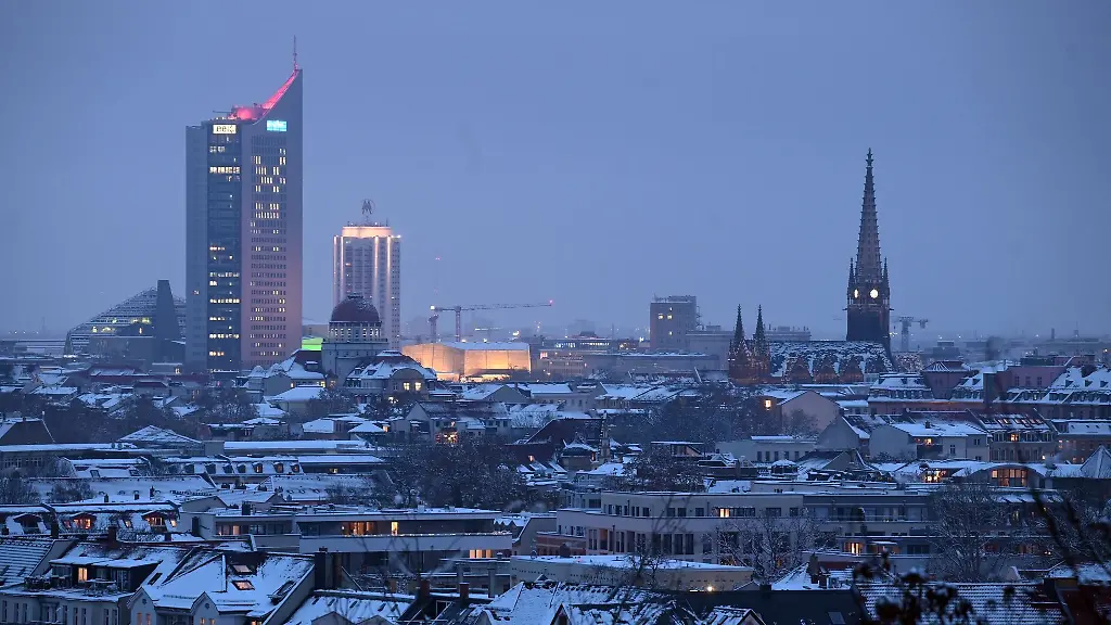 Schnee-bedeckt-abends-die-Daecher-von-Leipzig