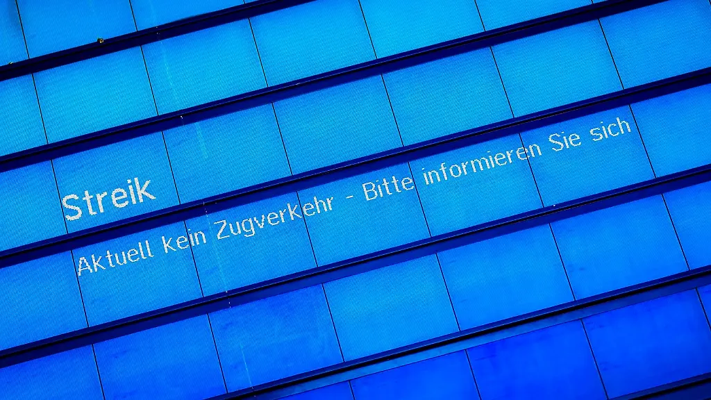 Eine-Anzeigentafel-an-einem-Bahnhof-weist-auf-einen-Streik-hin