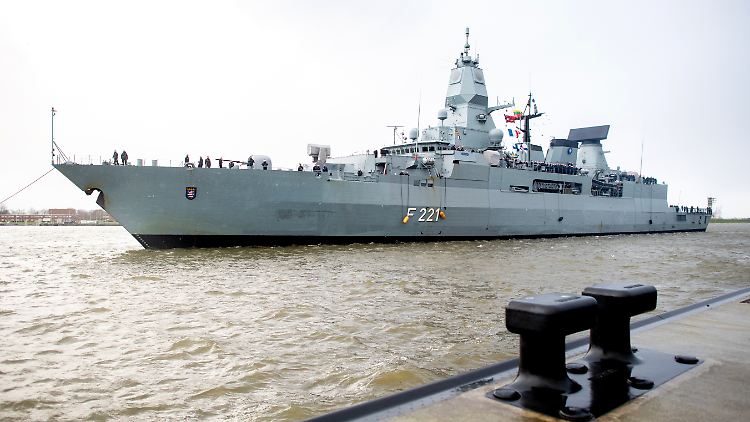 Die Fregatte "Hessen" soll Handelsschiffe vor den Attacken der Huthis im Roten Meer schützen. Experten bezweifeln die Wirksamkeit von Kriegsschiffen gegen die Angriffe der militant-islamistischen Miliz.