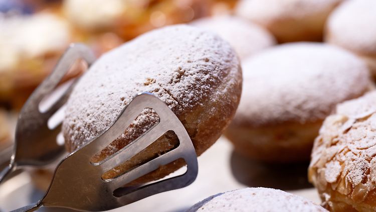 Puderzucker oder Zuckerguss sind als Verzierung der Klassiker.