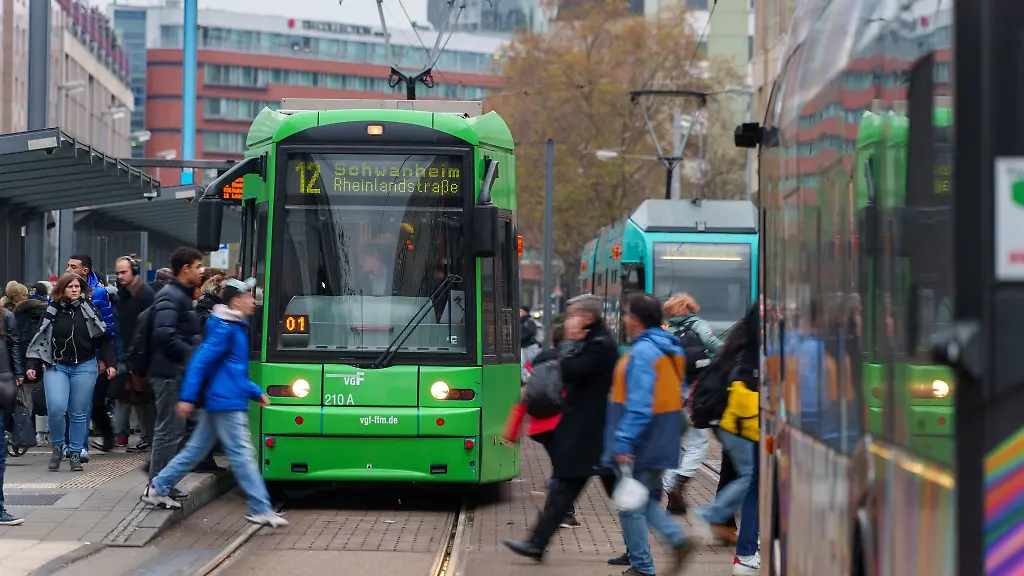 Menschen-gehen-zwischen-Bussen-und-Strassenbahnen-an-der-Haltestelle-Konstablerwache-in-Frankfurt
